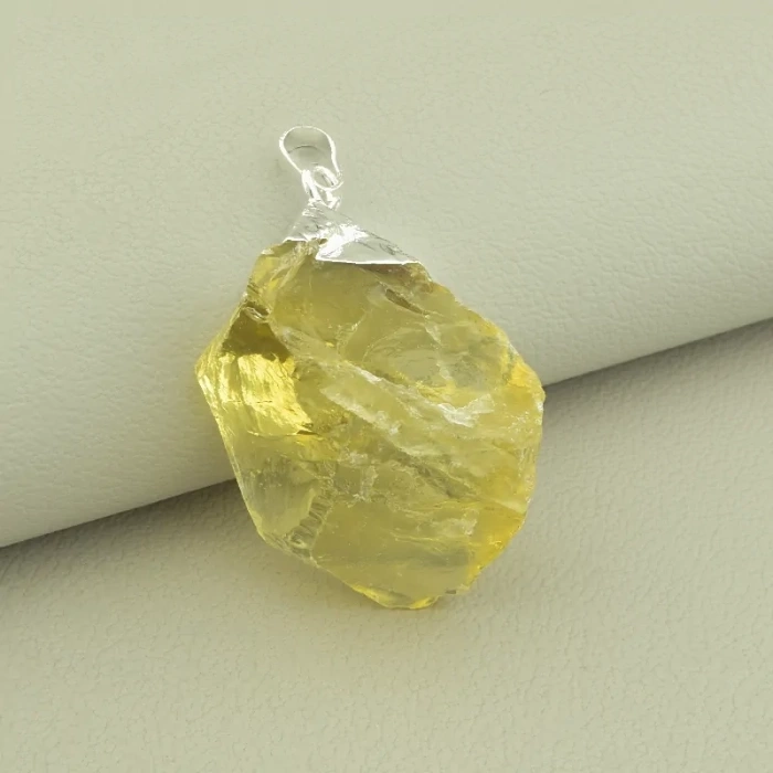 Кварц: Різноманіття відтінків та властивостей